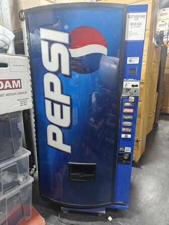 Pepsi Sodavandsmaskine TIL DÅSER, MEN VIRKER OGSÅ TIL FLASKEVAND MED HÅRD FLASKE PLASTIK KANT Virker som den skal. 