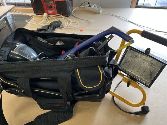 Værktøjstaske m. indhold  + Lampe