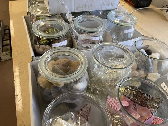 4 ks. Hårklemmer + glaskrukker