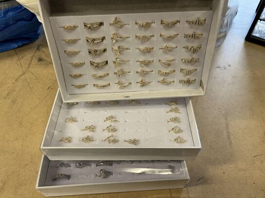 2 reolsæt i plast  m. indhold + pose m. smykker og accessories