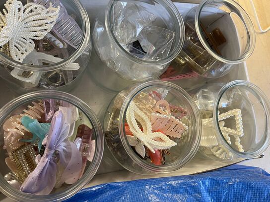 4 ks. Hårklemmer + glaskrukker