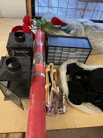 Mix bl.a. display stativ til smykker, 2 Lanterner, 2 x rød løber