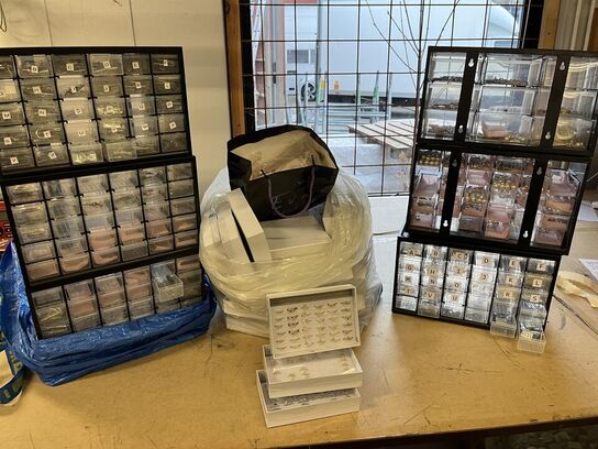 2 reolsæt i plast  m. indhold + pose m. smykker og accessories