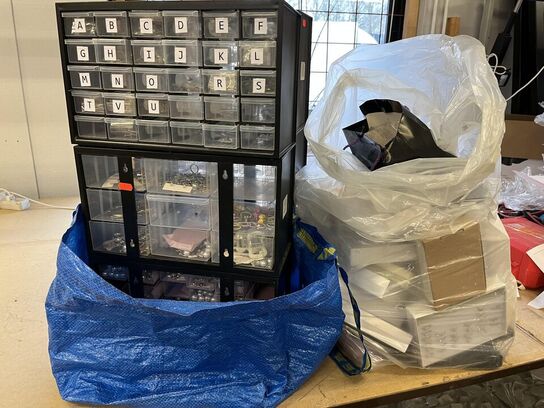 2 reolsæt i plast  m. indhold + pose m. smykker og accessories