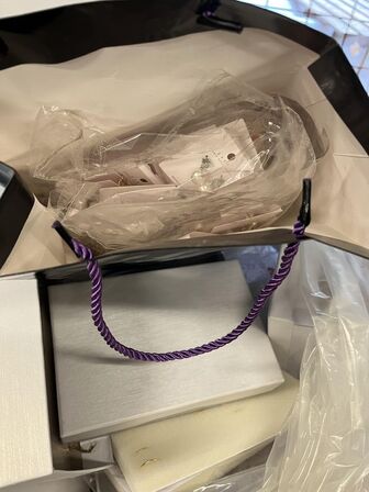 2 reolsæt i plast  m. indhold + pose m. smykker og accessories