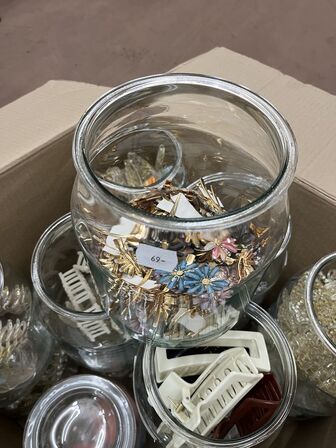 2 ks. Hårklemmer + glaskrukker