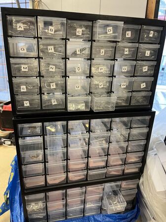 2 reolsæt i plast  m. indhold + pose m. smykker og accessories