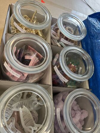 3 ks. Hårklemmer + glaskrukker