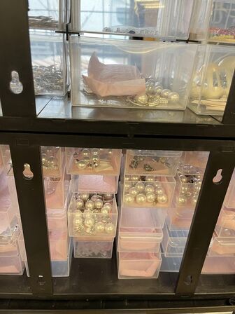 2 reolsæt i plast  m. indhold + pose m. smykker og accessories