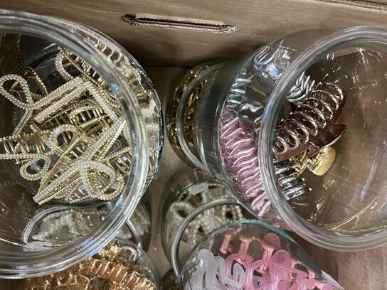 2 ks. Hårklemmer + glaskrukker