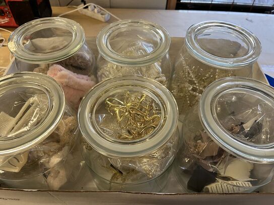 4 ks. Hårklemmer + glaskrukker