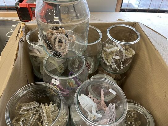 2 ks.  Hårklemmer + glaskrukker