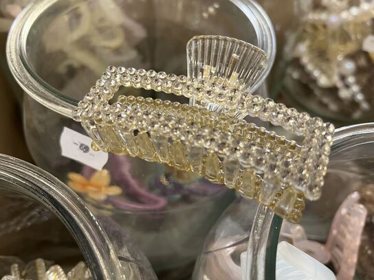 2 ks.  Hårklemmer + glaskrukker