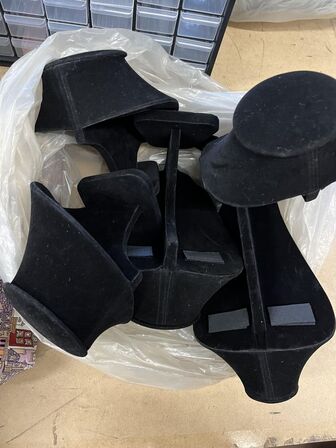 Mix bl.a. display stativ til smykker, 2 Lanterner, 2 x rød løber