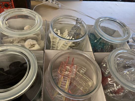 4 ks. Hårklemmer + glaskrukker