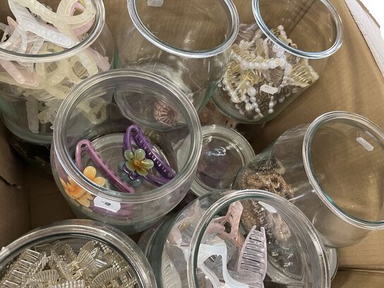 2 ks.  Hårklemmer + glaskrukker