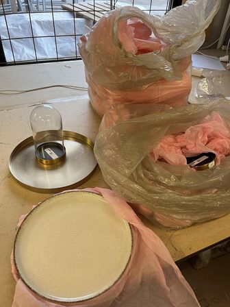 2 poser. Smykkedisplays i glas og messing, + messing bakker IKEA BEGÅVNING