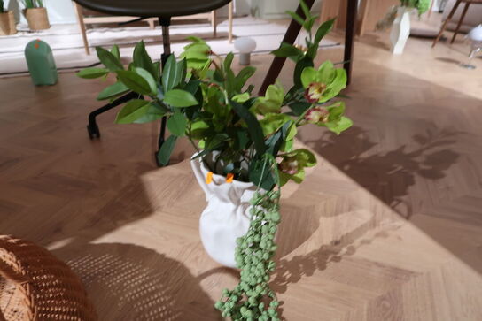 Vase BYON Crumple White med div. Kunstige blomster