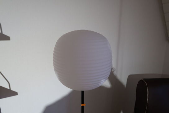 Gulvlampe NEW WORKS Lantern Floor Lamp Mat Hvid / Sort Stel