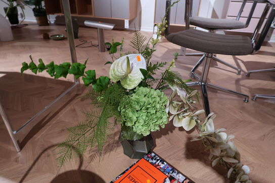 Vase med kunstige blomster samt 2 stk. bøger