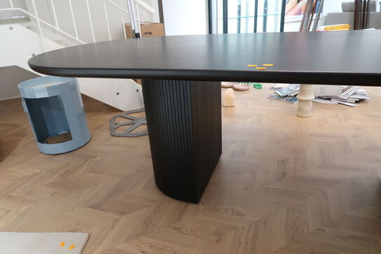 Spisebord GUBI Moon Dining Table Elliptical Eg