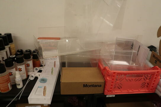 Div. Tilbehør, reservedele, reoler med indhold m.m.