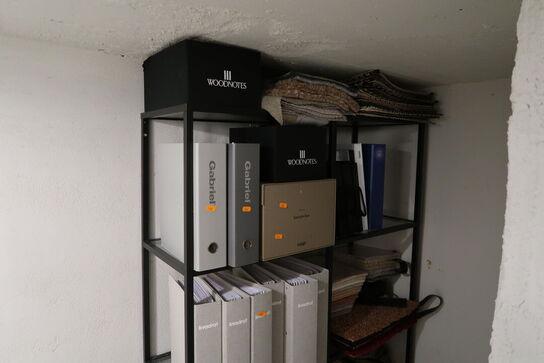 Reol med div. Vareprøver