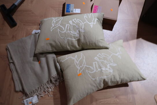 2 stk. puder samt tæppe FERM LIVING