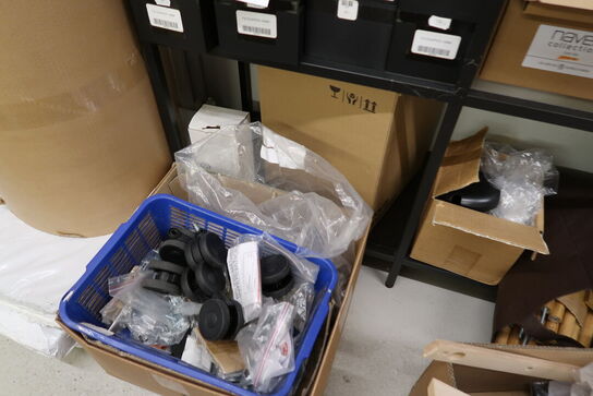 Div. Tilbehør, reservedele, reoler med indhold m.m.