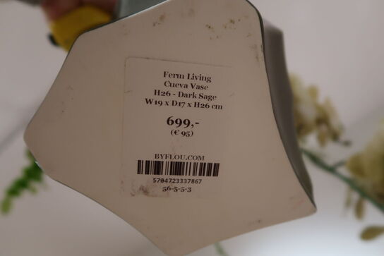 Vase med kunstige blomster samt 2 stk. bøger