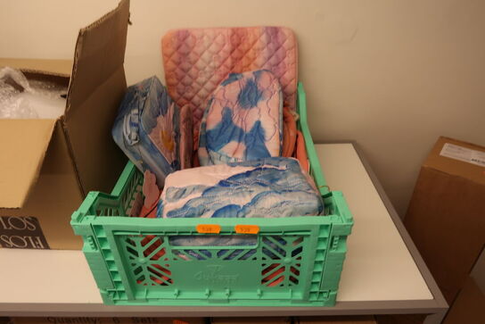 Plastikkasse med indhold