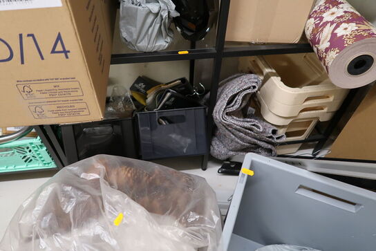 Div. Tilbehør, reservedele, reoler med indhold m.m.