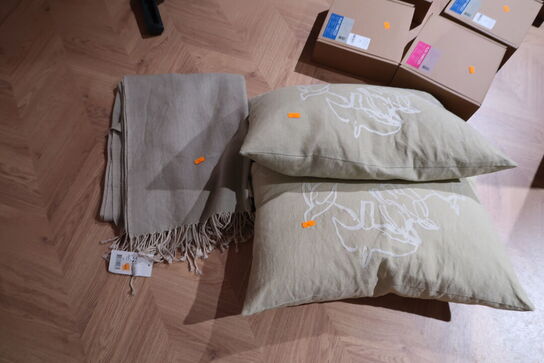 2 stk. puder samt tæppe FERM LIVING