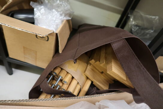 Div. Tilbehør, reservedele, reoler med indhold m.m.