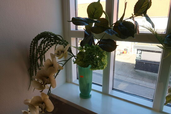 Vase HAY Empire Vase Large med div. Kunstige blomster