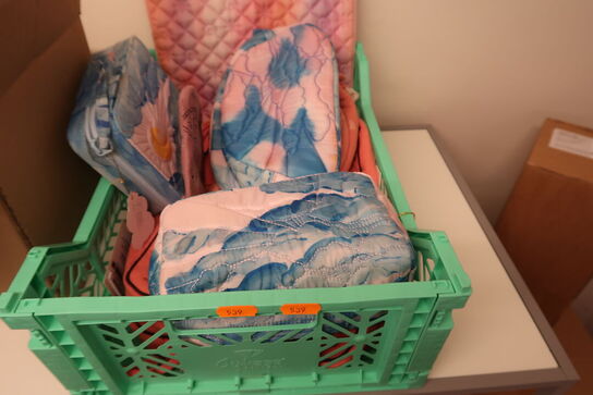 Plastikkasse med indhold