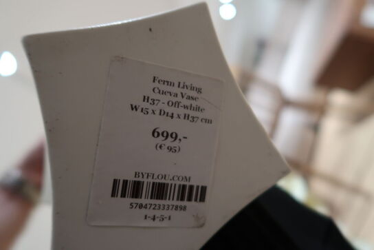 Vase FERM LIVING med div. Kunstige blomster