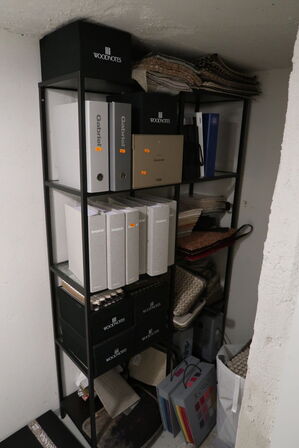 Reol med div. Vareprøver