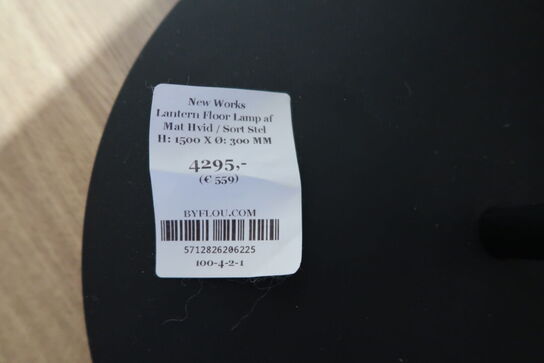 Gulvlampe NEW WORKS Lantern Floor Lamp Mat Hvid / Sort Stel