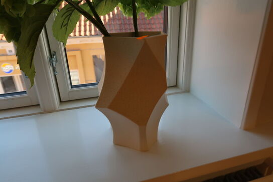 Vase FERM LIVING Cueva med div. Kunstige blomster