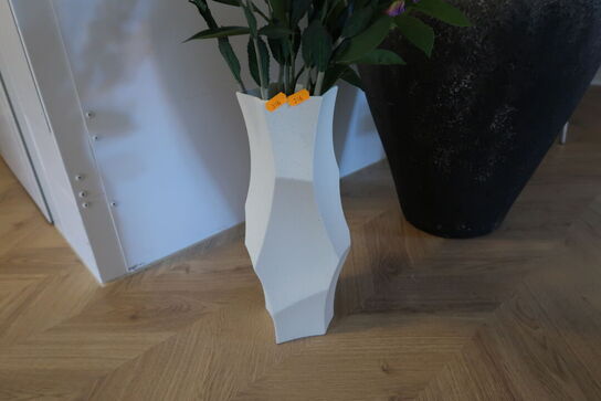 Vase FERM LIVING Cueva Vase H37 med div. Kunstige blomster