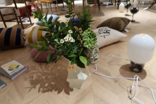 Vase FERM LIVING med div. Kunstige blomster