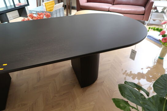 Spisebord GUBI Moon Dining Table Elliptical Eg