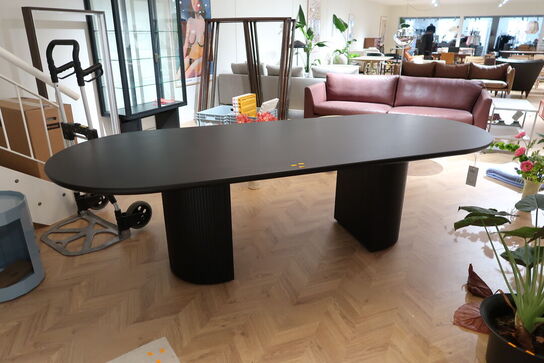 Spisebord GUBI Moon Dining Table Elliptical Eg