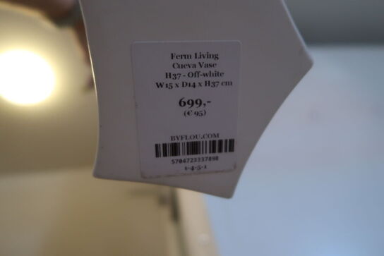 Vase FERM LIVING Cueva Vase H37 med div. Kunstige blomster