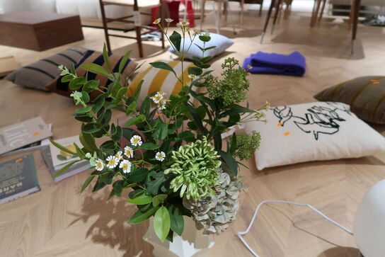 Vase FERM LIVING med div. Kunstige blomster
