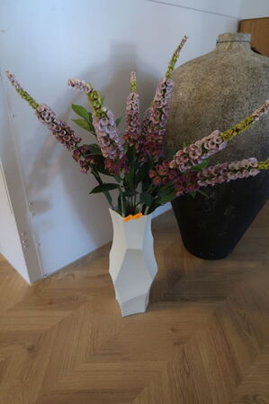 Vase FERM LIVING Cueva Vase H37 med div. Kunstige blomster