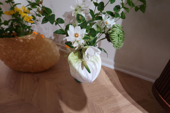 Vase HAY Empire Vase Large - Sand med div. Kunstige blomster