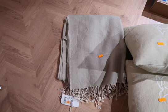 2 stk. puder samt tæppe FERM LIVING