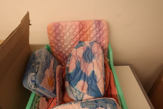 Plastikkasse med indhold